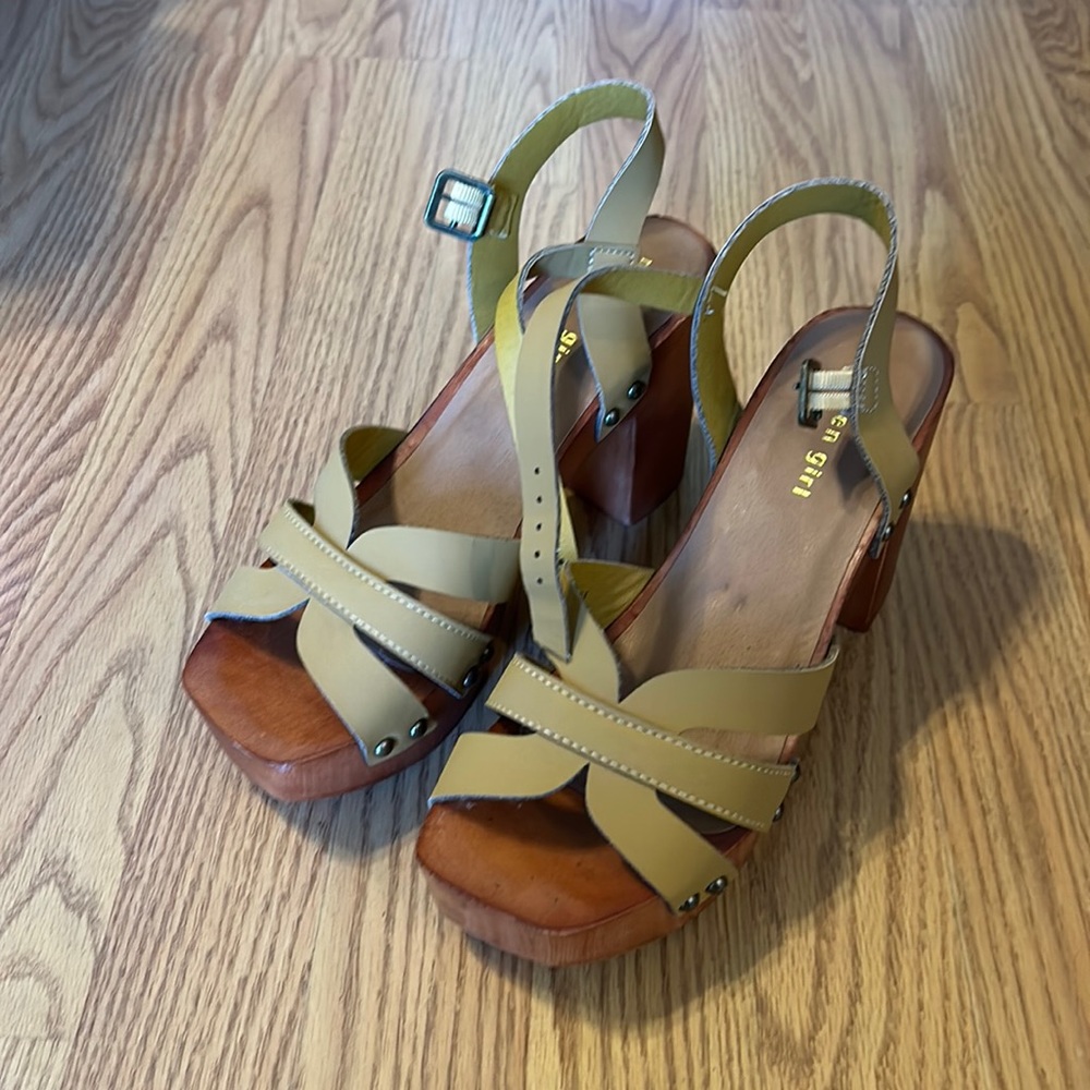 Madden girl platform sandals like new - 8 1/2
